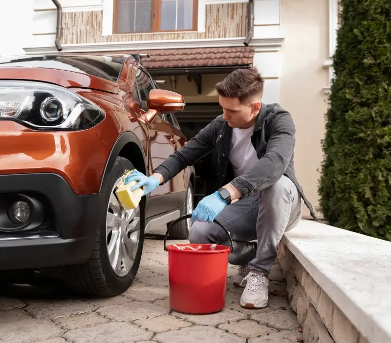 Lavage auto à domicile Conilhac-Corbières : professionnel intervenant sur un véhicule